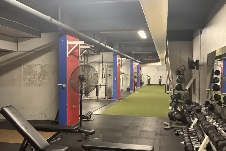 Hockey strength and conditioning training room — 하키 근력 트레이닝 공간