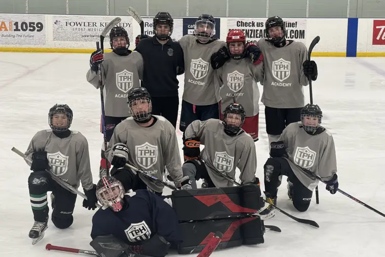 TPH Canada hockey experience program team on ice — 아이스링크 위 TPH 팀
